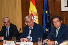 El Secretario General de la FEMP, en primer término a la derecha, acompañó en la presentación al Delegado del Gobierno, en el centro, y al Gerente del Organismo Autónomo Madrid Salud